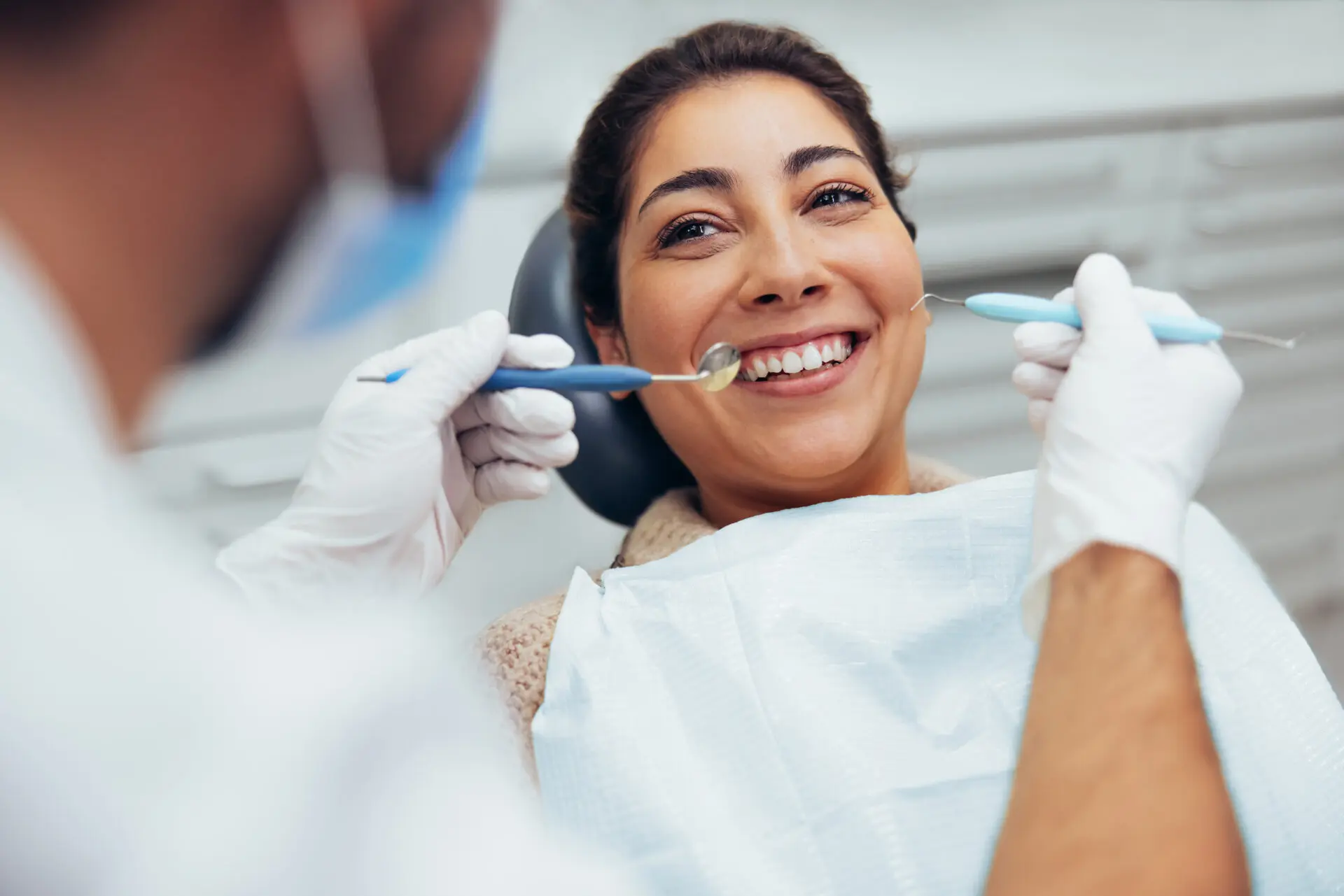 woman receiving guidance on how to identify symptoms of dry mouth